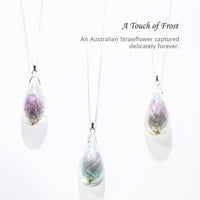 An Australian strawflower(Rhodanthe manglesii) captured in tender eternity. Pendant size : 29 mm X 16 mm Teardrop shape resin pendant with 45 cm silver chain included.