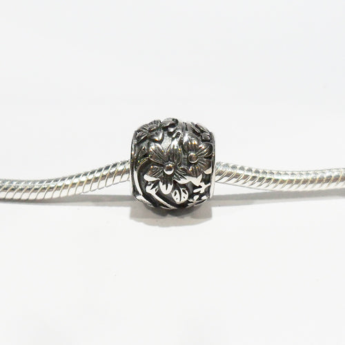 TT621 Silver Flower Pattern Charm